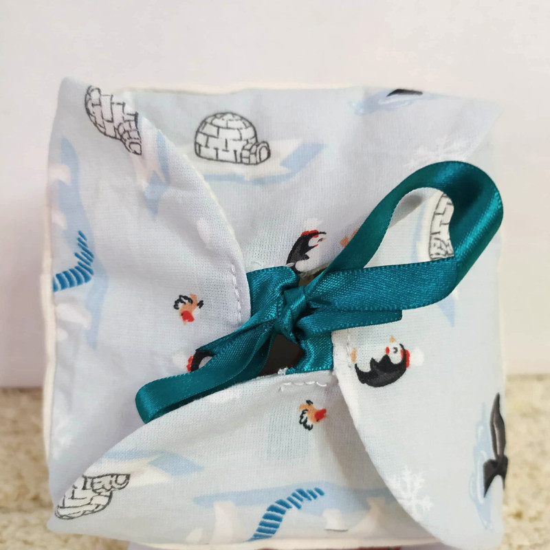Panière refermable blanche et pingouins + lot de 6 lingettes