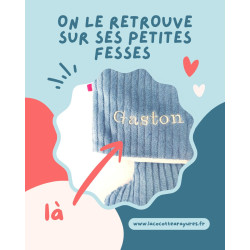 Son prénom est brodé sur ses fesses.