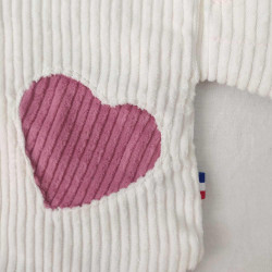 Doudou peluche poule cocotte Véronique détail application pour personnaliser par broderie au prénom de l'enfant