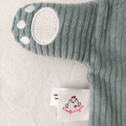 doudou peluche ours nounours vert clair blanc Claude détail empreinte et étiquette