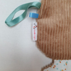 doudou ours plat beige détail étiquette et ruban