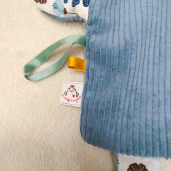 doudou ours bleu clair Odilon détails ruban et étiquette