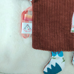 doudou peluche souris souricette velours brique Viviane détail étiquette et rubans