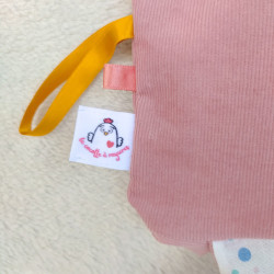doudou peluche chien chiot velours vieux rose Odile détail étiquette et rubans