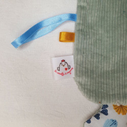 doudou peluche loup velours vert clair Lucien détail étiquette et rubans