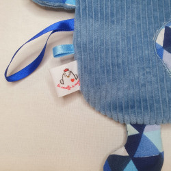 doudou peluche loup velours bleu clair Rodrigue détail étiquette et rubans