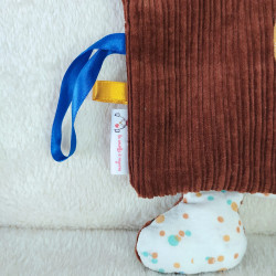 doudou peluche loup velours brique Garou détail étiquette et rubans