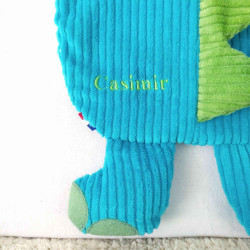doudou peluche dinosaure dino velours turquoise vert citron Casimir détail broderie nom référencement norme CE