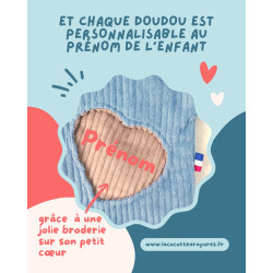 Le doudou est personnalisable en brodant le prénom de l'enfant sur l'application coeur.