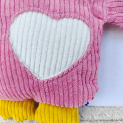 doudou peluche poule cocotte velours vieux rose Rosine détail application coeur personnalisable au prénom de l'enfant