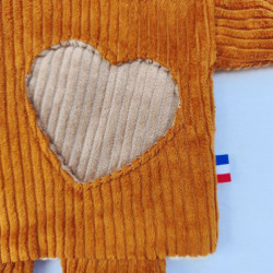 doudou peluche Benjamin détail application coeur permettant de personnaliser le doudou au nom de l'enfant par broderie