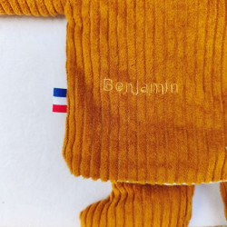 doudou peluche chien chiot velours caramel beige Benjamin détail prénom brodé norme CE