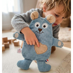 enfant jouant avec doudou Patrice