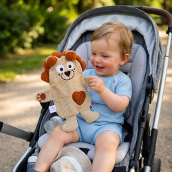 enfant dans une poussette jouant avec Jojo le Roi Lion