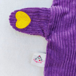doudou peluche licorne velours violet moutarde Justine détail étiquette et empreinte en forme de coeur