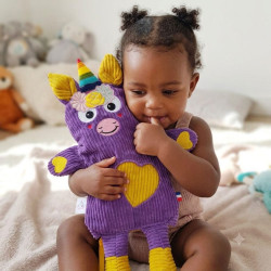 petite fille faisant un câlin à doudou licorne Justine