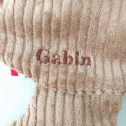 doudou peluche loup velours beige et caramel Gabin détail prénom norme CE