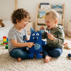 enfants jouant avec doudou Herbert