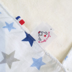 cape carré bain lion lionceau velours beige imprimé étoiles bleues éponge bambou détail étiquette