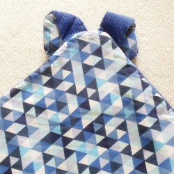 cape carré bain chien chiot velours bleu cobalt imprimé triangles bleus éponge bambou vue de dos