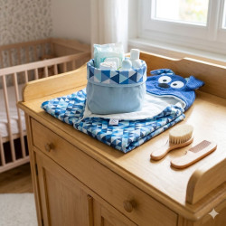 photo cape carré de bain chien bleu cobalt sur table à langer