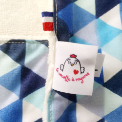 cape carré bain chien chiot velours bleu cobalt imprimé triangles bleus éponge bambou détail étiquette et ruban bleu blanc rouge