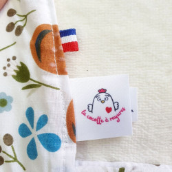 cape carré bain cocotte poule velours vert clair imprimé fleurs éponge bambou détail étiquette et ruban bleu blanc rouge