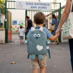 enfant allant à l'école maternelle avec sac à dos chat vert clair