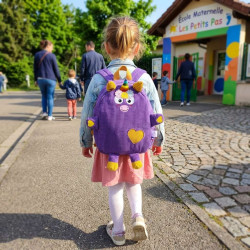 enfant allant à l'école maternelle avec sac à dos licorne violette