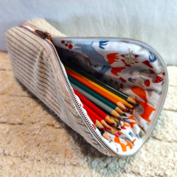 trousse pot a crayons velours beige imprimé animaux forêt détail tissu intérieur forêt inspiration automne