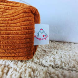 trousse pot à crayons velours caramel imprimé chiens détail étiquette la cocotte à rayures