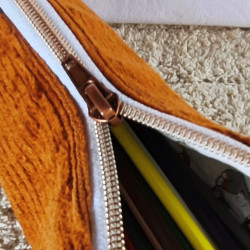 trousse pot à crayons velours caramel imprimé chiens détail curseur et fermeture éclair
