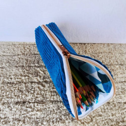 trousse pot à crayons velours bleu cobalt imprimé triangles ouverte