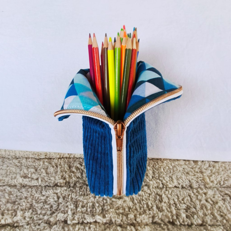 trousse pot à crayons velours bleu cobalt imprimé triangles