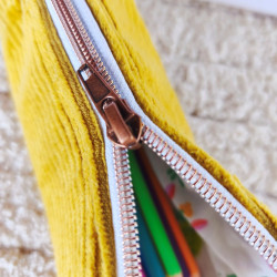 trousse pot à crayons velours moutarde imprimé grenouilles détail curseur et fermeture éclair