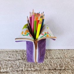 trousse pot à crayons velours moutarde imprimé grenouilles