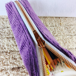 trousse pot à crayons velours moutarde imprimé grenouilles détail curseur et fermeture éclair
