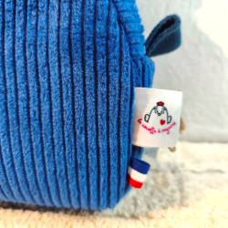 L'étiquette "La Cocotte à Rayures" et le ruban bleu blanc rouge attestent de la fabrication locale et artisanale.