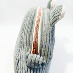 Fermeture éclair et curseur bronze patiné avec deux petites pattes latérales en tissu pour faciliter l'ouverture et la fermeture