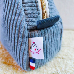 L'étiquette "La Cocotte à Rayures" et le petit ruban bleu blanc rouge attestent de la fabrication locale et artisanale.