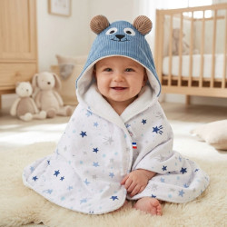 bébé portant cape carré de bain ourson bleu clair imprimé étoiles filantes vue de face