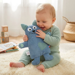 bébé jouant avec Greg