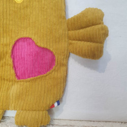 Doudou peluche poule cocotte moutarde rose fuchsia Carmen détail application coeur personnalisable broderie prénom