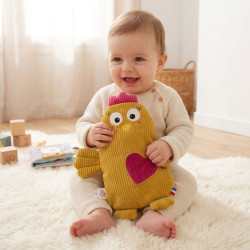 Bébé jouant avec doudou Carmen