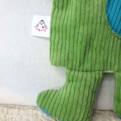 doudou dino Gontran velours côtelé vert citron et turquoise détail étiquette