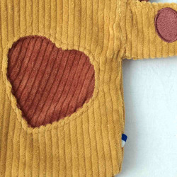 doudou lion Alexis velours côtelé moutarde et caramel détail application coeur personnalisable broderie prénom