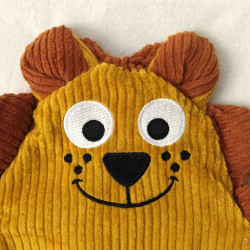 doudou lion Alexis velours côtelé moutarde et caramel détail visage