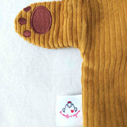 doudou lion Alexis velours côtelé moutarde et caramel détail étiquette
