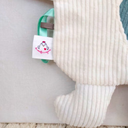 doudou Lapin câlin velours côtelé blanc cassé et vert clair détail étiquette