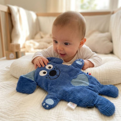 bébé jouant avec Hector le doudou chien